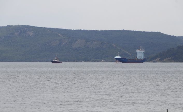 Çanakkale Boğazı’nda arızalanan gemi, römorkörle Karanlık Liman bölgesine çekildi