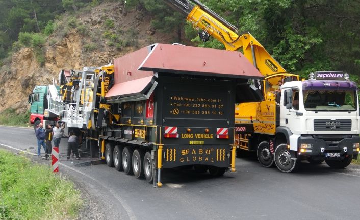 Çanakkale- İzmir kara yolu 13 saat sonra kontrollü olarak trafiğe açıldı