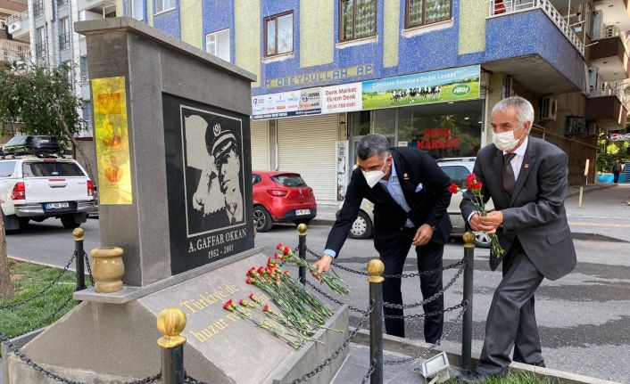 CHP Elazığ Milletvekili Gürsel Erol, şehit emniyet müdürü Okan’ın anıtını ziyaret etti