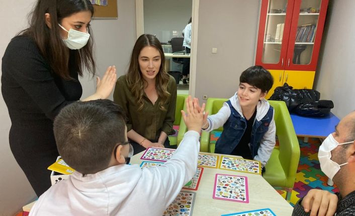 Çocuk oyuncu Mustafa Konak, karakterine hazırlandığı rehabilitasyon merkezini ziyaret etti
