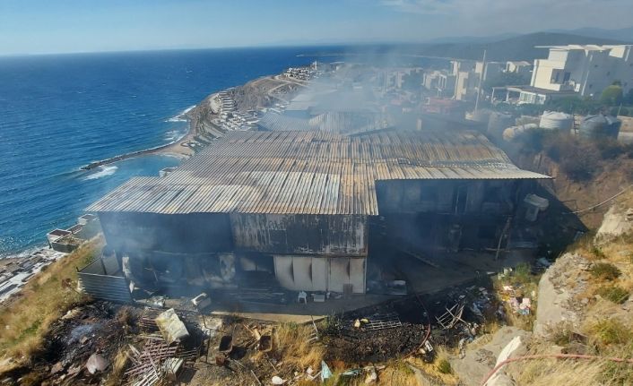 Çocuklar kuru otları tutuşturdu, işçilerin kaldığı 15 konteynır alev alev yandı
