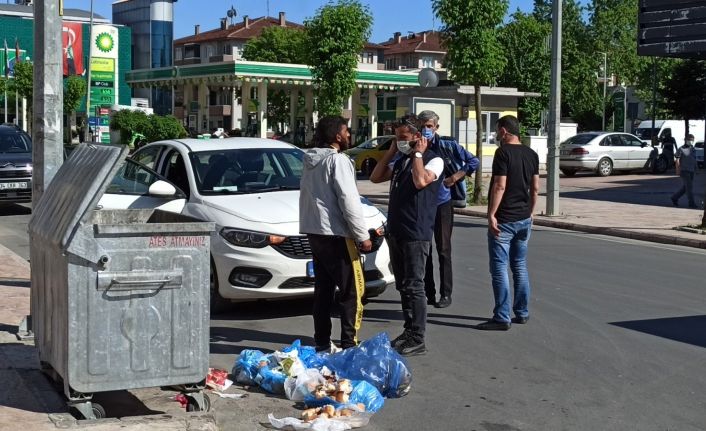 Çöp konteynerinin yanında duygu sömürüsü yapan şahıs zor anlar yaşattı