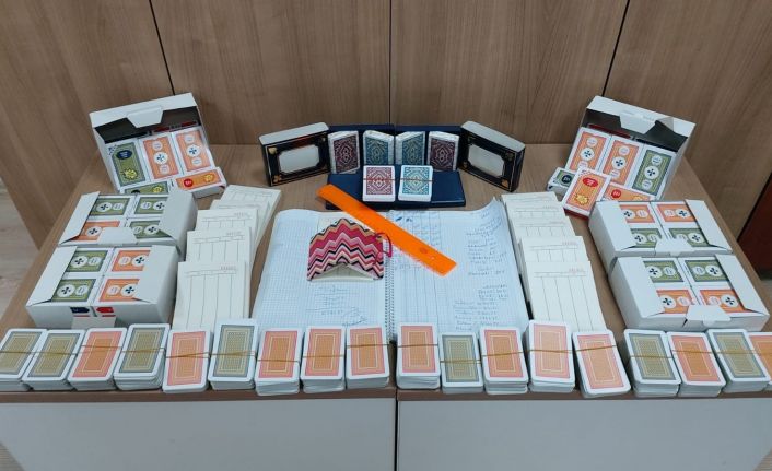 Çorum’da dernek lokalinde kumar oynayan 9 kişi suçüstü yakalandı