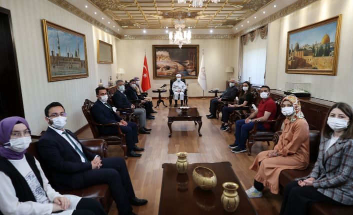 Diyanet İşleri Başkanı Erbaş’tan gençlere: “Filistin davasını hiçbir zaman ihmal etmeden geleceğe taşıyınız”