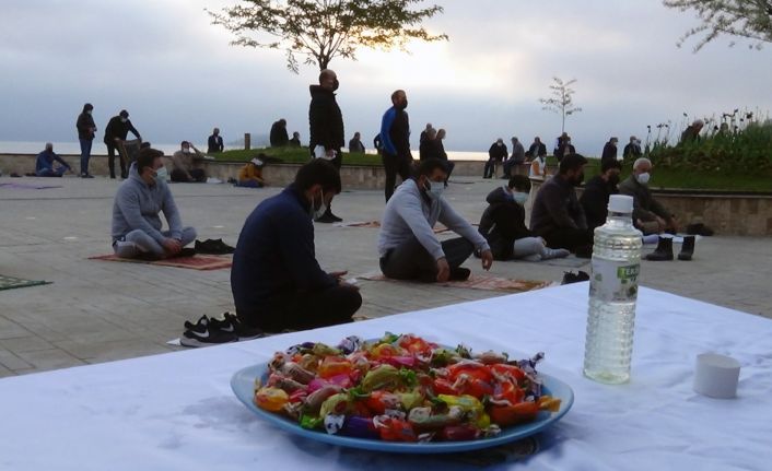Doğu Karadeniz’de en çok vaka görülen Giresun’da Ramazan Bayramı namazı açık alanlarda kılındı