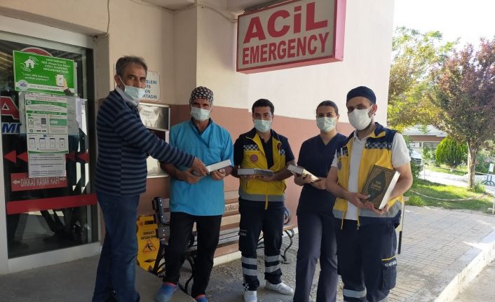 Dünya Hemşireler Günü’nde sağlık çalışanlarına Tam İlmihal Seadet-i Ebediyye hediye edildi