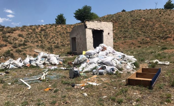 Duyarsızca atılan moloz ve inşaat atıkları görenleri hayrete düşürüyor