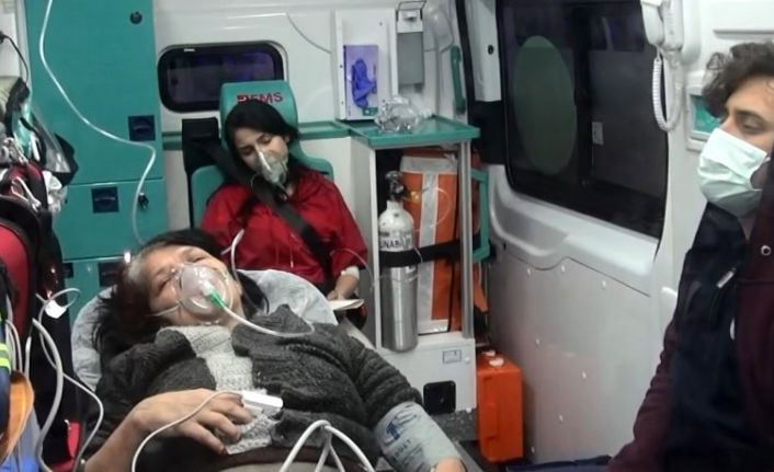 Elektrik kontağından çıkan yangın 5 kişiyi hastanelik etti