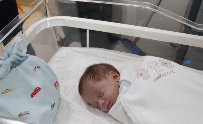 Erken doğum yaptı, bin 50 gram doğan bebeğine 50 gün sonra kavuştu