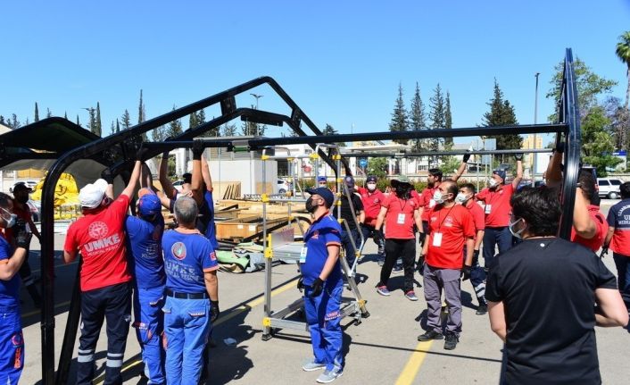Erzincan UMKE, Adana’da düzenlenen Ağır İklim Sahra Hastanesi kurulum eğitimine katıldı