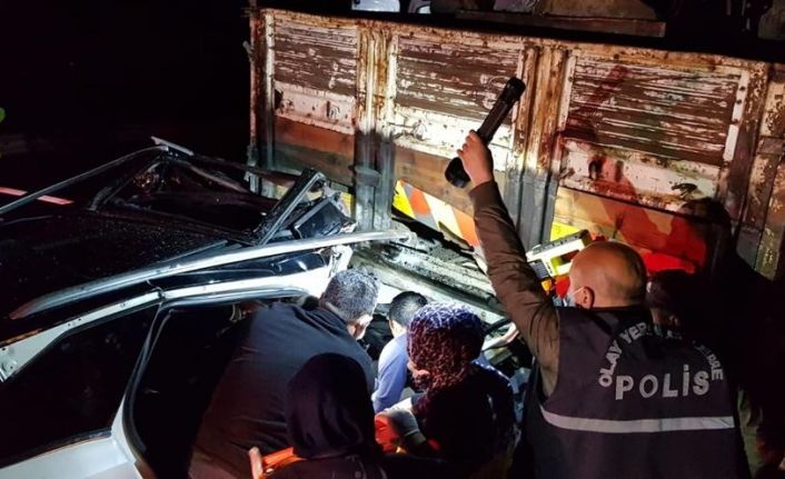 Erzurum’da kamyona çarpan otomobilde zamana karşı mücadele: 2’si ağır 3 yaralı