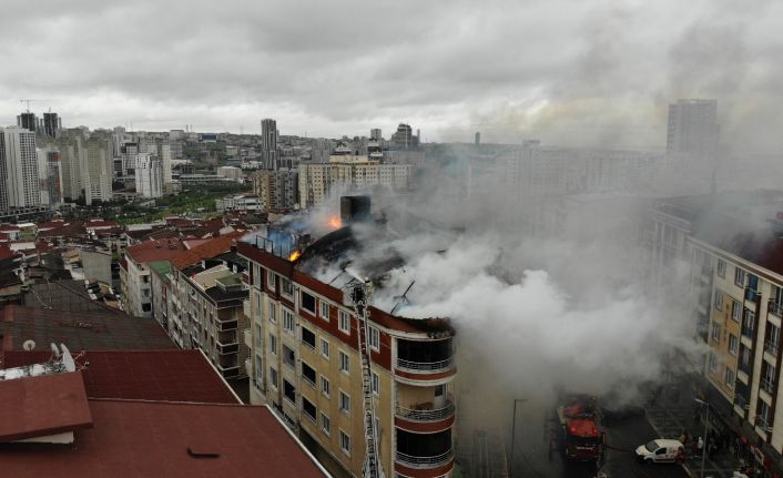 Esenyurt’ta 2 binanın çatısı alev alev yandı: 2’si çocuk 3 kişi dumandan etkilendi