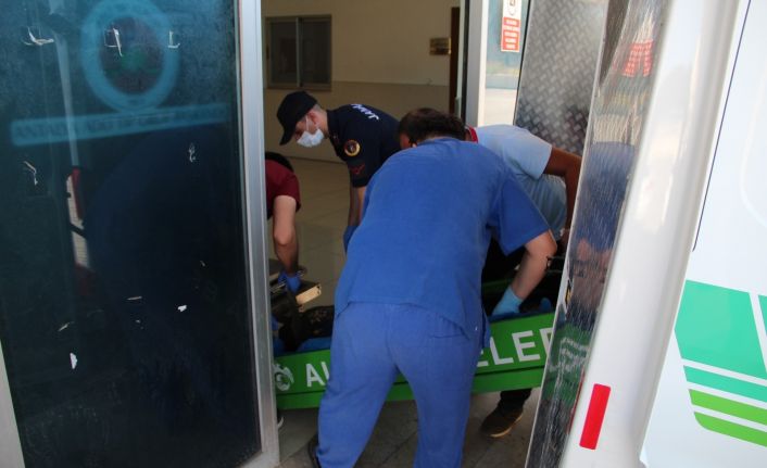 Eşinin boğup, kepçe ile gömdüğü kadının cenazesi otopsi için morga getirildi