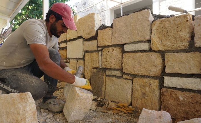 Eski Rum evlerinin mimari yapısından izler taşıyan Foça’da yeni moda taş evler