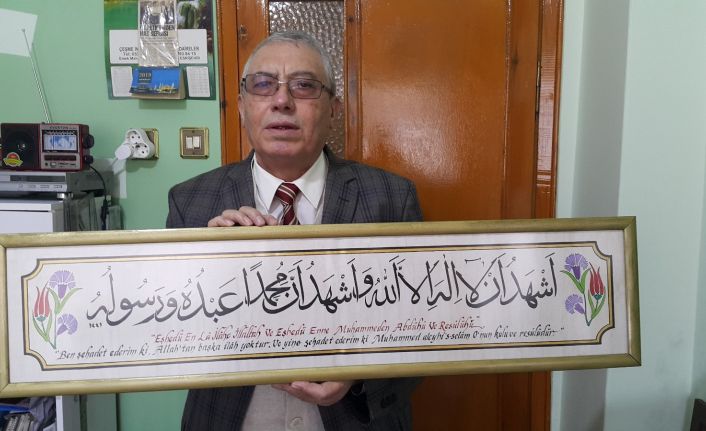 Eskişehirli hattat Ömer Yiğit, pandemi döneminde ‘hat sanatı’ ile ilgili eserlerini evinde sergiliyor