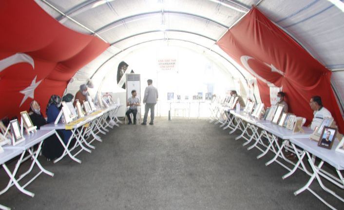 Evlat nöbetindeki abla Hayriye Akyüz: “Bunların tek amacı şu cennet vatanı Suriye yapmak”