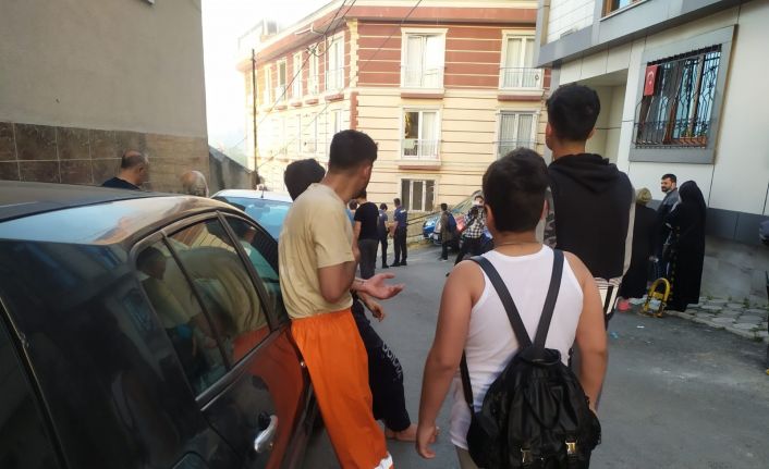 Eyüp’te 3 katlı binanın çatı katında yangın: Mahsur kalan vatandaşlar son anda kurtarıldı