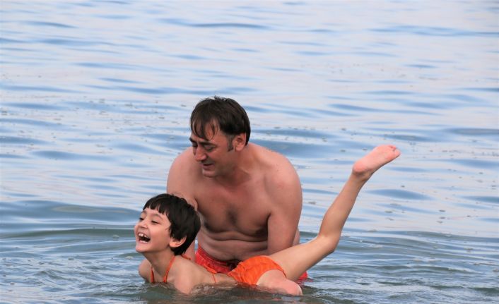 Fedakar baba, tek bacağı olmayan kızına önce yürümeyi, sonra koşmayı şimdi de yüzmeyi öğretiyor