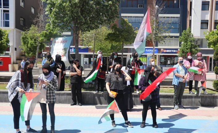 Filistinli öğrenciler ülkelerinde ölenler için gıyabi cenaze namazı kıldı