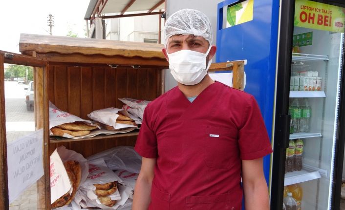 Fırınının önüne dolap koydu, üzerine “İmkanı olan koysun, ihtiyacı olan alsın” yazdı