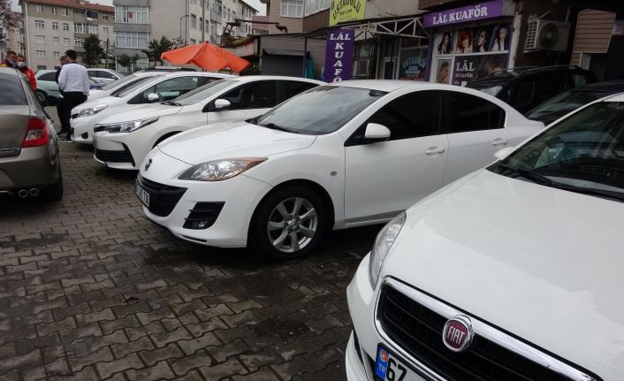 Fiyatları anormal şekilde artan ikinci el otomobiller elde kalıyor