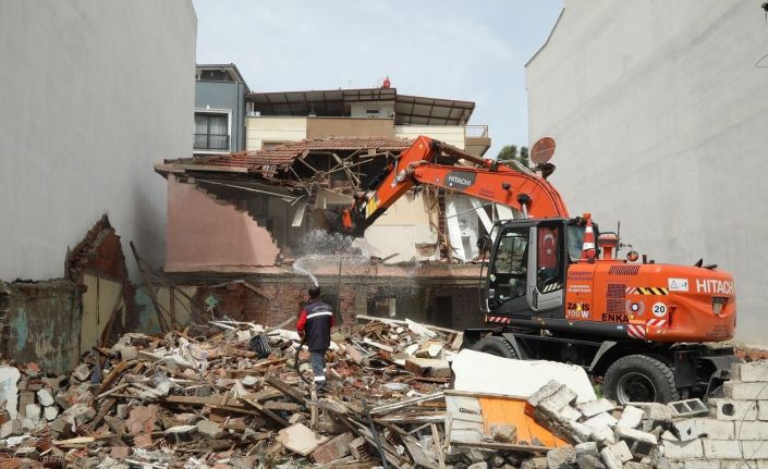 Gaziemir’de riskli yapılar yıkılıyor