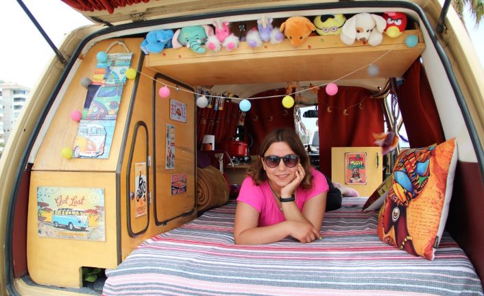 Genç hemşire klasik otomobil ile karavan hayalini birleştirdi, evi karavanı oldu