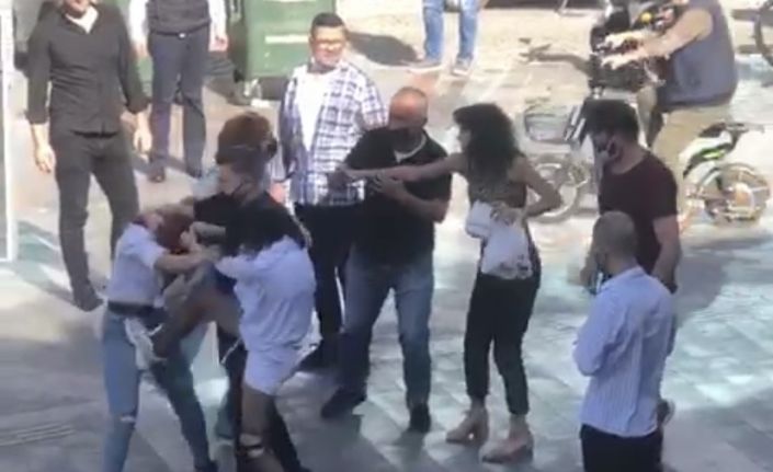 Genç kızlar cadde ortasında saç saça, baş başa kavga etti