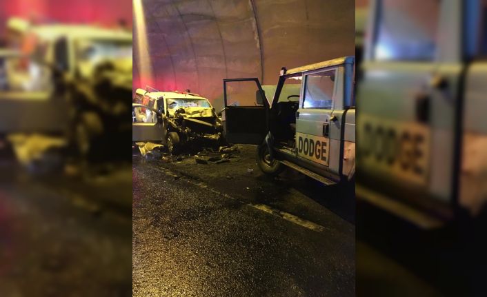 Giresun’da tünel içinde iki araç kafa kafaya çarpıştı: 2 ölü, 2 yaralı