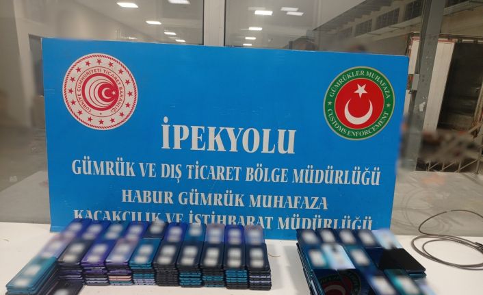Habur’da televizyon içerisinde 5 kilo eroin, bir tırın gizli bölmesinde yüzlerce cep telefonu ele geçirildi