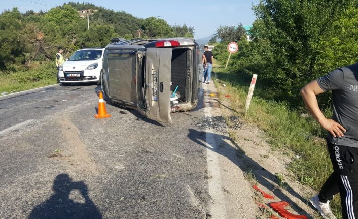 Hafif ticari araç takla attı: 2 yaralı
