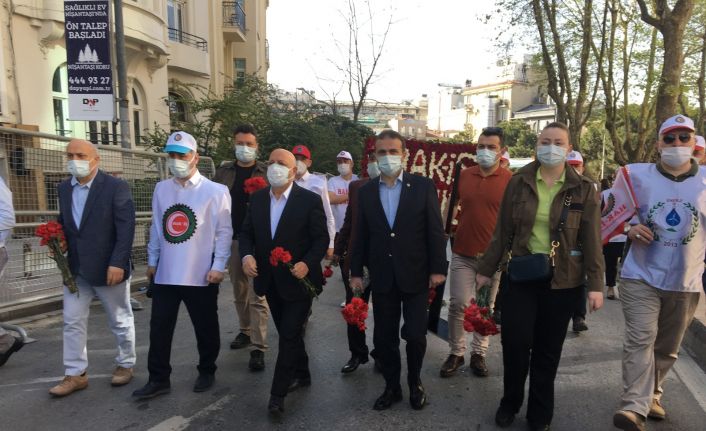 HAK-İŞ Konfederasyonu Taksim’e çelenk bıraktı