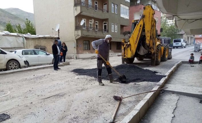 Hakkari’de asfalt yama çalışmaları başlatıldı