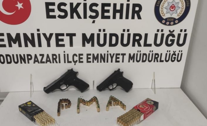 Hava açılan ateşin sesini takip eden ekipler 3 silah ve çok sayıda mermi ele geçirdi