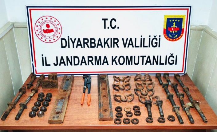 Hırsızlığın bu kadarına da pes: Vatandaşların canını tehlikeye atıp tren raylarının demir aksamını çaldılar