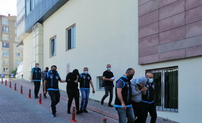 Hollanda’da 371 kişiyi 72 milyon TL dolandıran şahıslar yakayı ele verdi