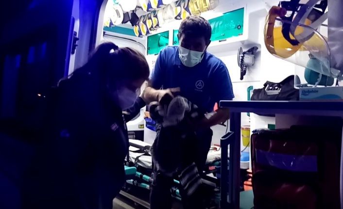 Husumetli şahıslar arasında çıkan silahlı kavgada balkondaki vatandaş yaralandı...Dehşet anları kamerada