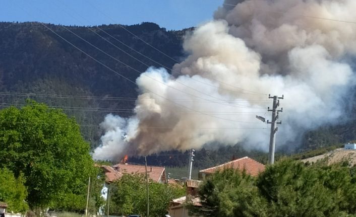 İki noktada devam eden orman yangınına 4 helikopter ve 30 arazöz müdahale ediyor