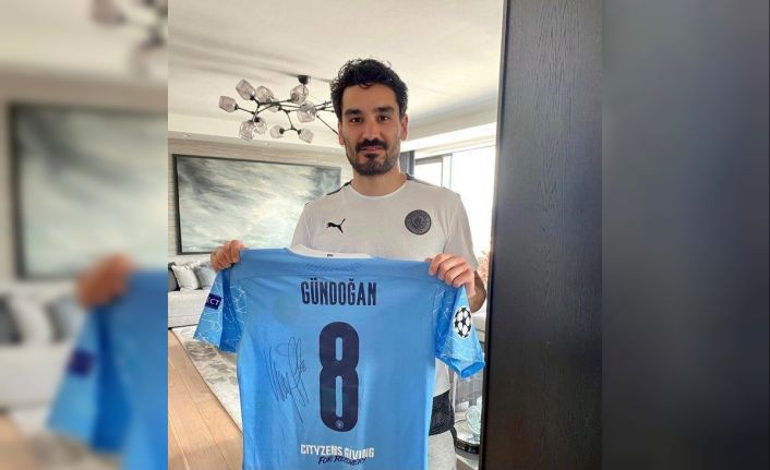 İlkay Gündoğan SMA hastası Aysima bebek için imzalı forma gönderdi