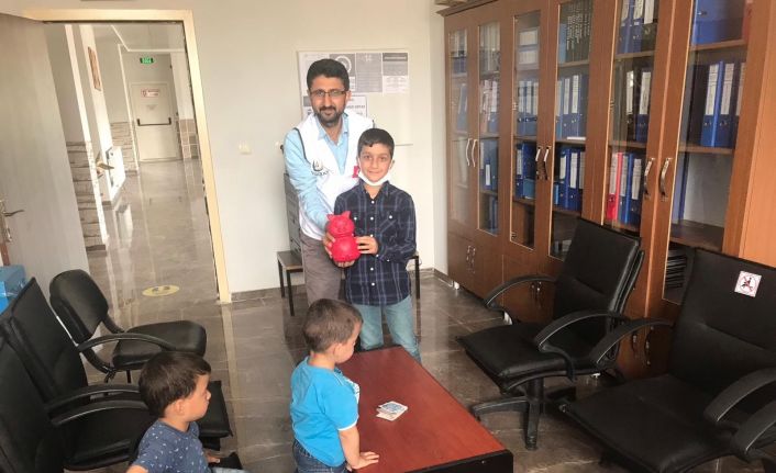 İlkokul öğrencisi kumbarasını Afrika’ya bağışladı