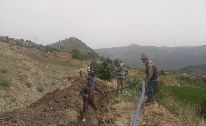 İmece usulü ile 2 bin 500 metre su borusu döşediler