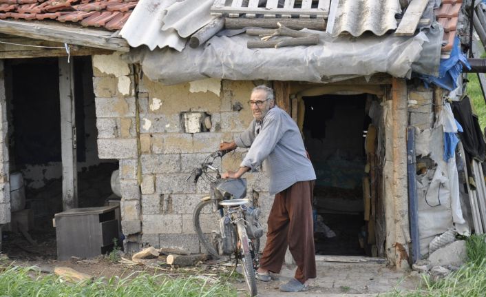 İnsanlara küstü, tarlanın ortasındaki barakada tek başına yaşamayı tercih etti