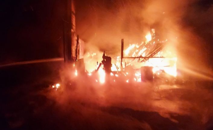 İşçilerin kaldığı lojmanda çıkan yangın kereste fabrikasına sıçradı, fabrika alev alev yandı