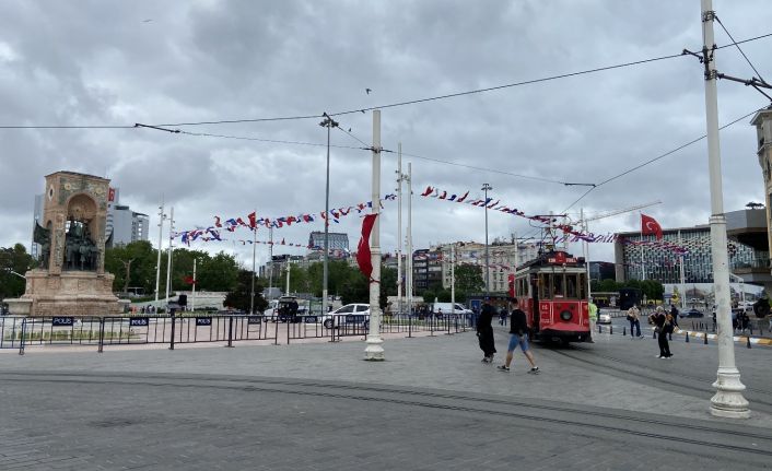 İstanbul’da şiddetli rüzgar: Gökyüzü kara bulutlarla kaplandı