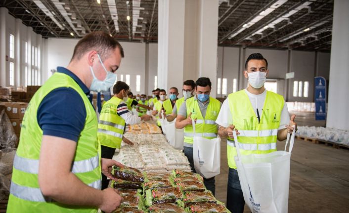 İzmir Büyükşehir hem üreticiye hem dar gelirli ailelere destek oluyor