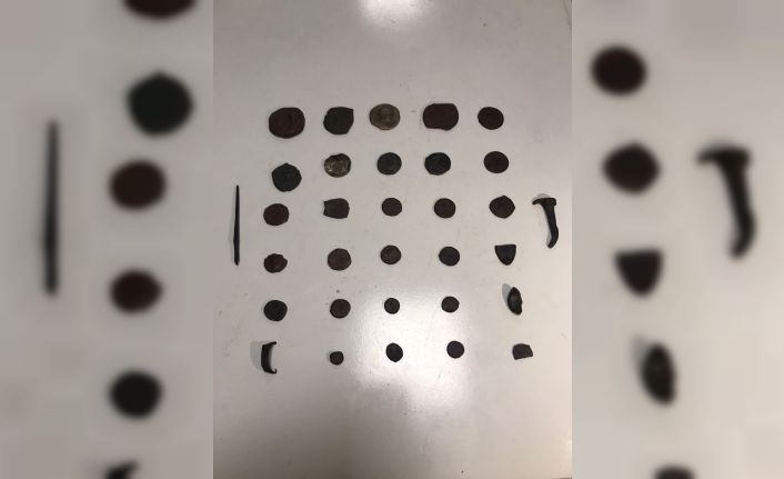 Jandarmanın durdurduğu araçtan sikke ve tarihi objeler çıktı
