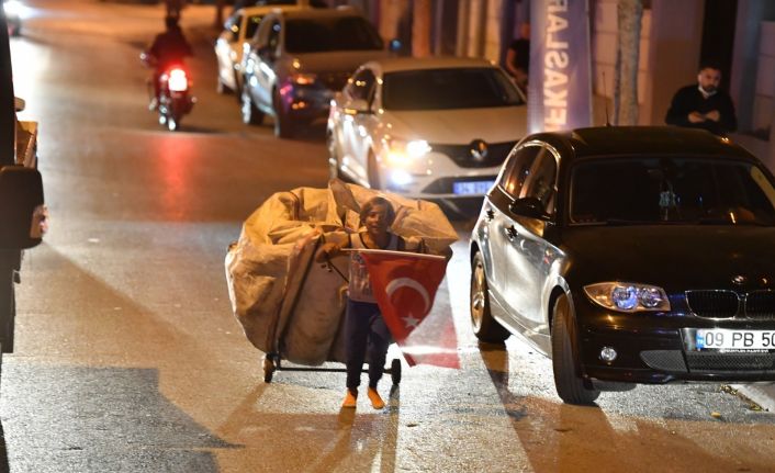 Kağıt topladığı arabası ve elinde Türk bayrağıyla 19 Mayıs tırının arkasından yaklaşık 2 kilometre koştu