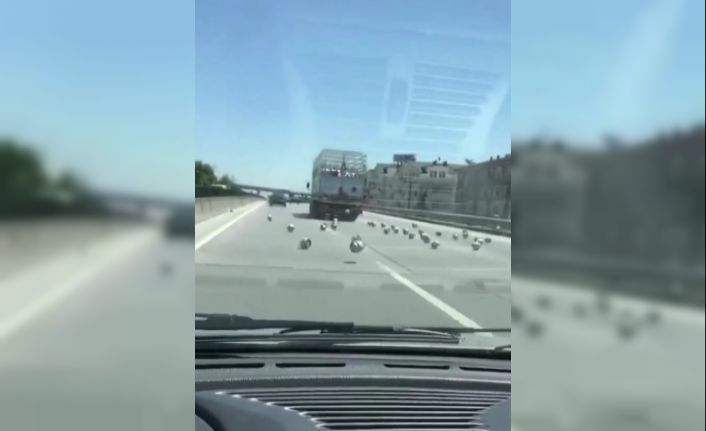 Kamyonun kasası bir anda açıldı, piknik tüpleri yola savruldu