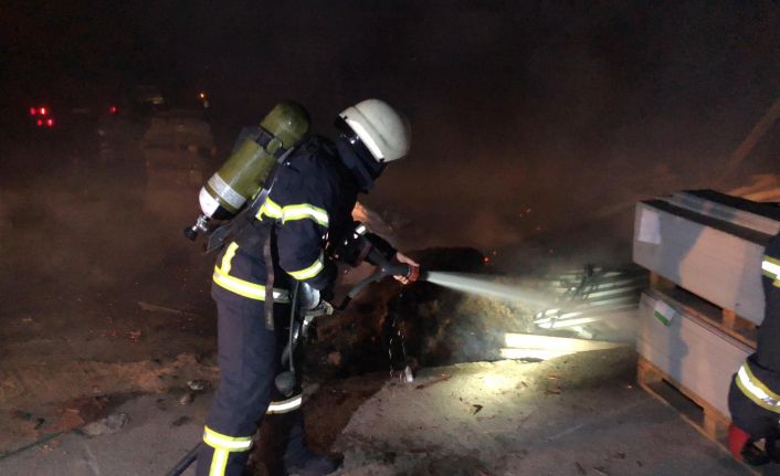 Kapalı fabrikada çıkan yangın korkuttu