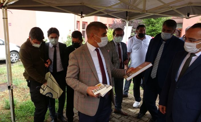 Karabük’te Ceza İnfaz Kurumu Kütüphanesine ilk kitap bağışını Vali Gürel yaptı